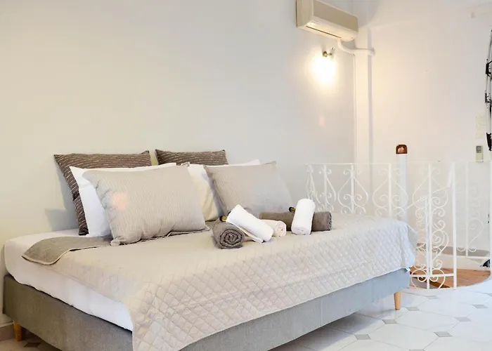 Minimal Sea House Avía